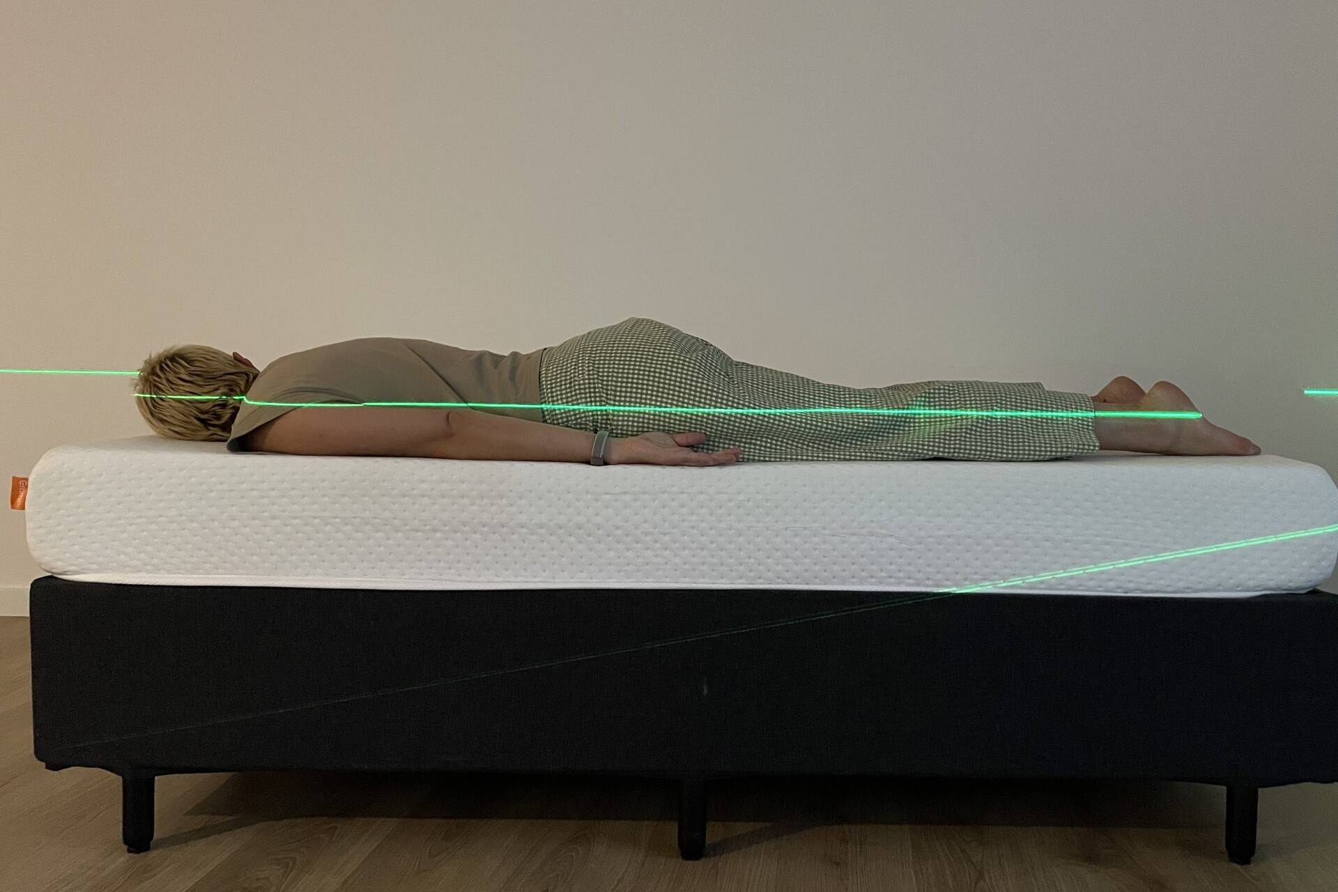 foto de uma mulher deitada de bruços sobre o colchao emma one light